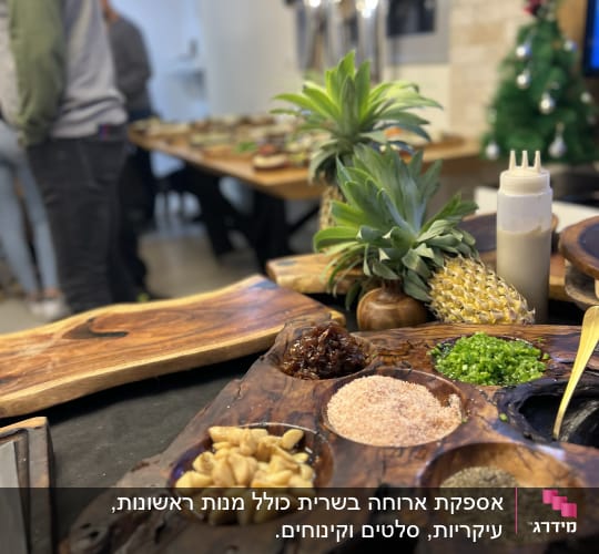 מגש עץ עם תבלינים, אננס ובקבוק רוטב